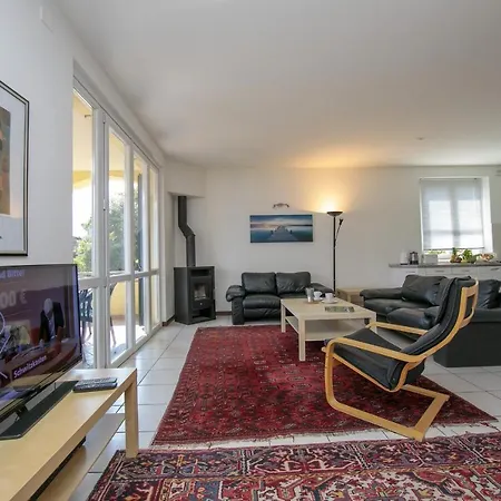 Romina Lakeview Apt. *